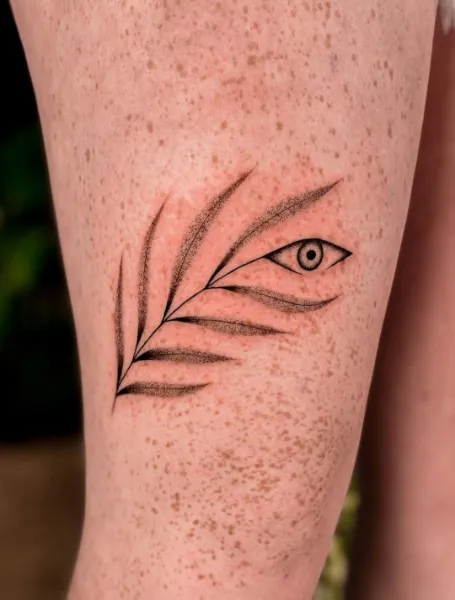 eye tattoo above the knee